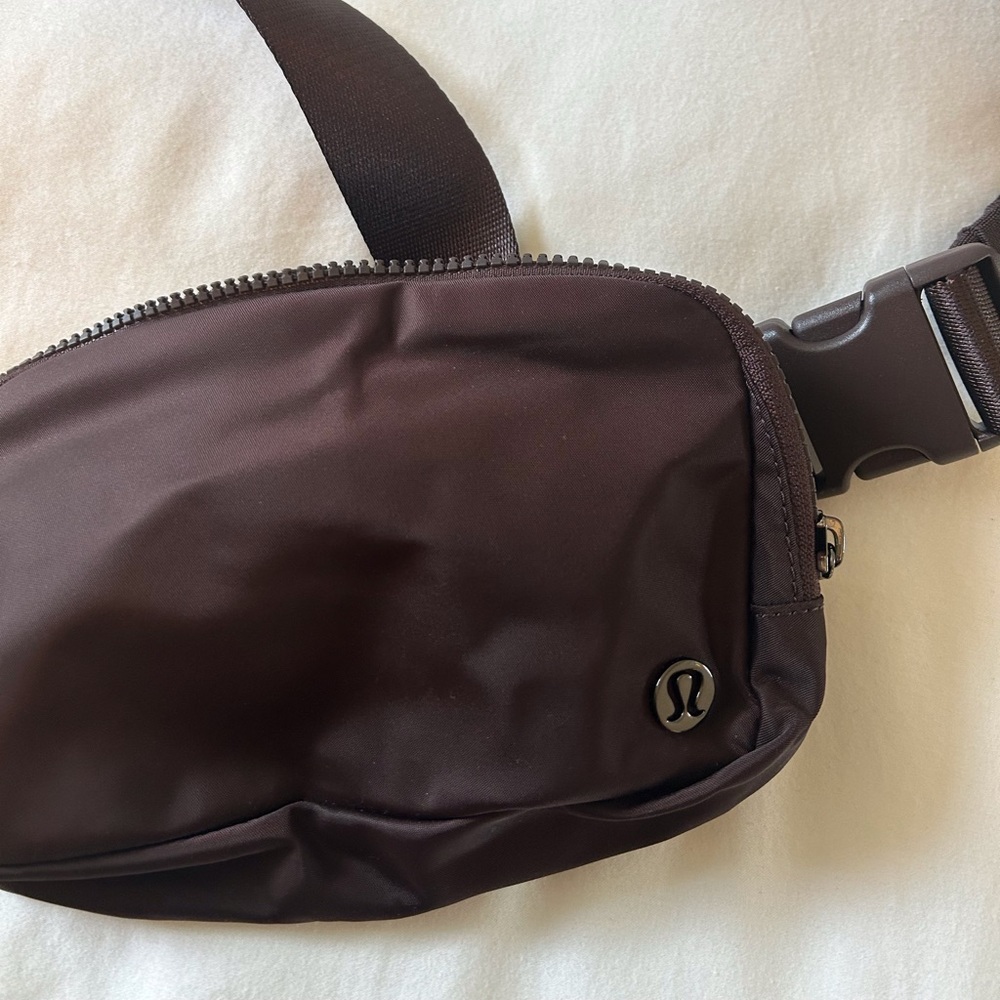 Lululemon Everywhere Belt Bag 1L Chocolate Fudge Brown. Perfect Condition